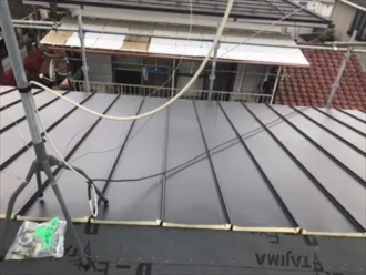 金属屋根材を取り付ける様子